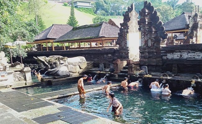 Pengelukatan Banyu Pinaruh Pura Tirta Empul