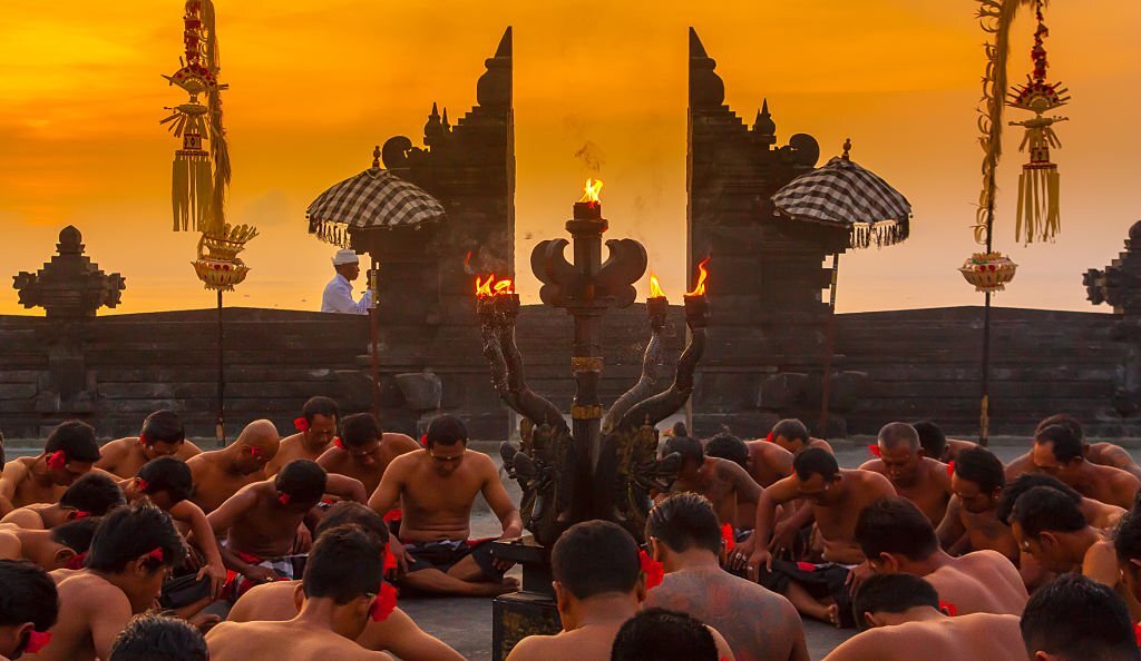 Menonton Tari Kecak di Uluwatu Ditemani Sunset