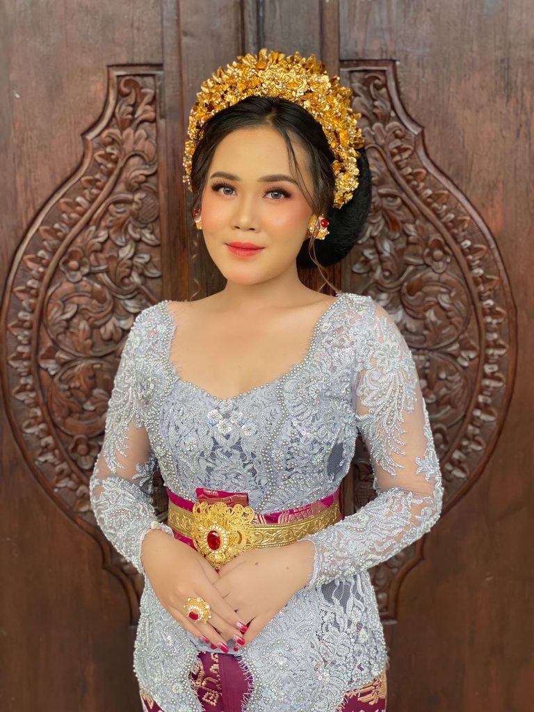 Wanita Cantik Menggunakan Kebaya Brokat