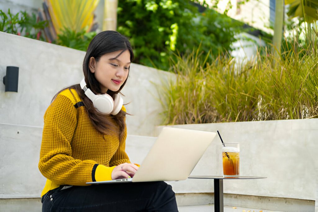 Wanita yang sedang Bekerja di Coffee Shop